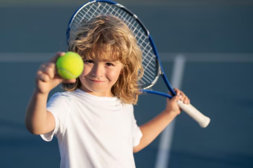 enfant-tennis-enfant-raquette-tennis-balle-tennis-jouant-court-tennis_265223-81517