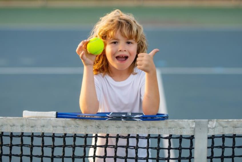 tennis-enfants-tennis-enfant-joueur-concept-sport-court-tennis_265223-73837